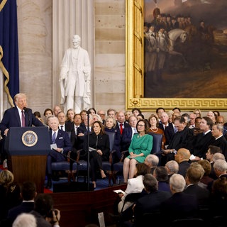 Donald Trump bei Amtseinführung unter dem historischen Bild eines Regiments aus Zweibrücken