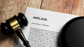 Klageschrisft mit Richterhammer - Staatsanwaltschaft Zweibrücken ergebt Anklage wegen Totschlags