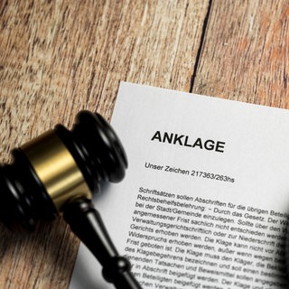 Klageschrisft mit Richterhammer - Staatsanwaltschaft Zweibrücken ergebt Anklage wegen Totschlags