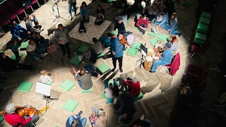 Beim Krabbelkonzert in der Fruchthalle in Kaiserslautern konnten sich Kinder im Alter von 0 bis 3 Jahren zu klassischer Musik bewegen.
