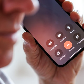 Älterer Mann am Handy - Polizei Westpfalz warnt vor Schockanrufen.