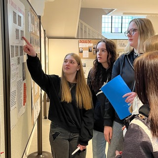 Die Schülerinnen und Schüler 10a der Käthe-Dassler-Realschule-plus Pirmasens haben in den vergangenen Monaten die Schicksale jüdischer Holocaust-Opfer aus Pirmasens recherchiert. Ihre Ergebnisse stellen sie im Januar in der Lutherkirche aus – anlässlich des Gedenktags "80 Jahre Befreiung des KZ Ausschwitz".