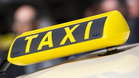 In Kaiserslautern haben zwei Personen einen Taxifahrer überfallen.