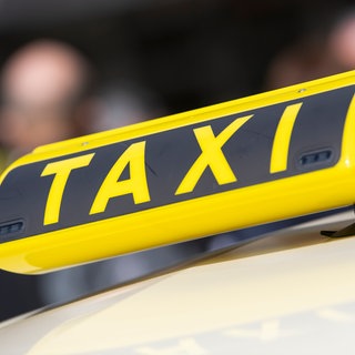 In Kaiserslautern haben zwei Personen einen Taxifahrer überfallen.