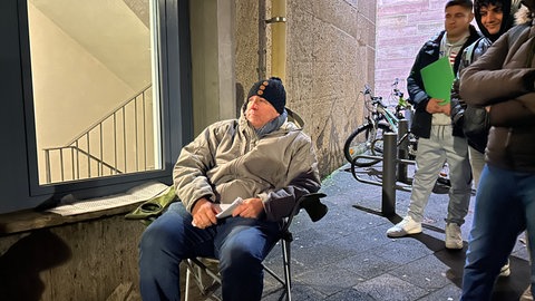 Warteschlange vor der Ausländerbehörde in Kaiserslautern