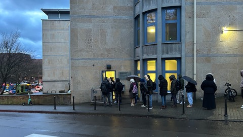 Warteschlange vor der Ausländerbehörde in Kaiserslautern