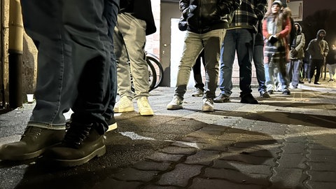 Warteschlange vor der Ausländerbehörde in Kaiserslautern