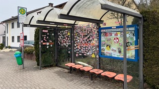 In Landstuhl ist eine Bushaltestelle mit FCK-Aufklebern "verschönert" worden.