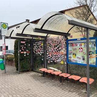 In Landstuhl ist eine Bushaltestelle mit FCK-Aufklebern "verschönert" worden.