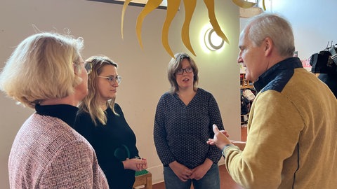 Lebenshilfe-Geschäftsführer David Lyle (r.) diskutiert mit den Eltern beeinträchtigter Kinder über mögliche Folgen des Kita-Gesetzes.