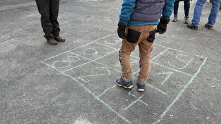 Kinder lernen das Konzept der "Draußenschule" in Frankenstein kennen. Dazu gehört viel frische Luft!