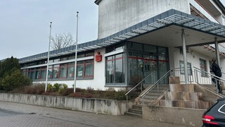 Diese Bank in Göllheim hat ein Unbekannter mit Maske und Schusswaffe überfallen. 