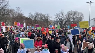 Etwa 300 Menschen haben in Kaiserslautern gegen das neue Kita-Gesetz demonstriert.