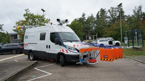 Wie steht es um die Schlaglöcher in Kaiserslautern? Die Uni in Kaiserslautern unterstützt die Stadt Kaiserslautern mit KI bei der Untersuchung der Straßen.