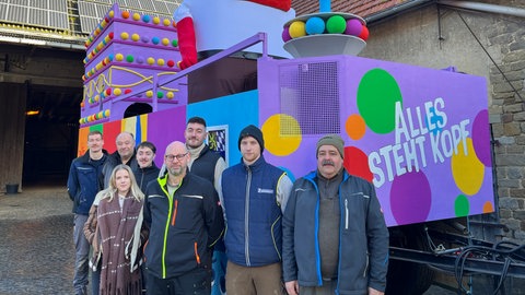 in Niedermoschel bauen die Fastnachter jedes Jahr einen neuen Umzugswagen.