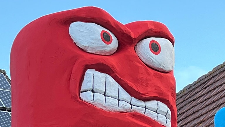 in Niedermoschel bauen die Fastnachter jedes Jahr einen neuen Umzugswagen.