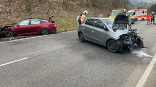 Bei einem Unfall bei Baumholder ist eine Frau schwer verletzt worden. Ein 21-Jähriger ist mit seinem Auto auf die Gegenfahrbahn gekommen.