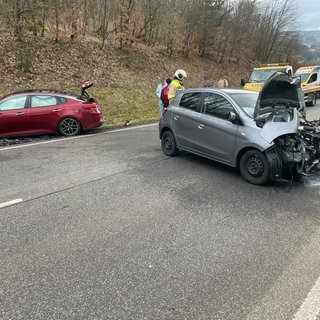 Bei einem Unfall bei Baumholder ist eine Frau schwer verletzt worden. Ein 21-Jähriger ist mit seinem Auto auf die Gegenfahrbahn gekommen.