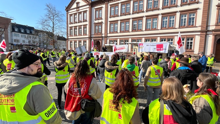 Equal Pay Day: In Pirmasens demonstrieren Beschäftigte des öffentlichen Dienstes für mehr Lohn.