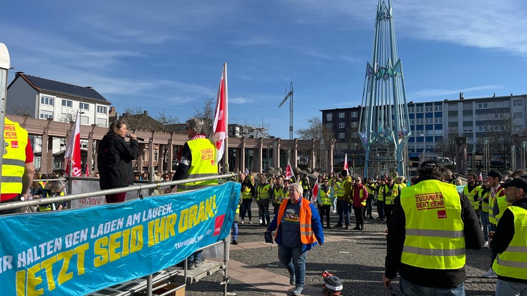 Equal Pay Day: In Pirmasens demonstrieren Beschäftigte des öffentlichen Dienstes für mehr Lohn.