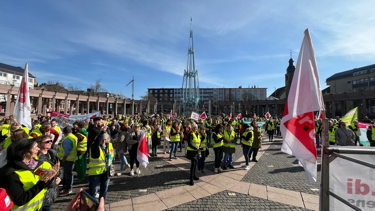 Equal Pay Day: In Pirmasens demonstrieren Beschäftigte des öffentlichen Dienstes für mehr Lohn.