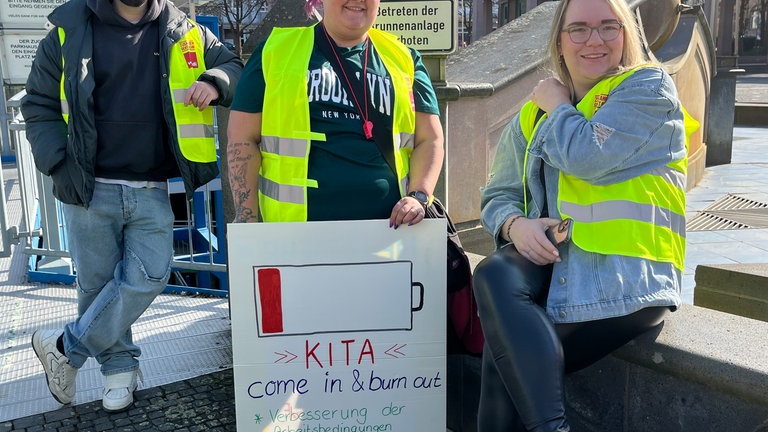 Equal Pay Day: In Pirmasens demonstrieren Beschäftigte des öffentlichen Dienstes für mehr Lohn.