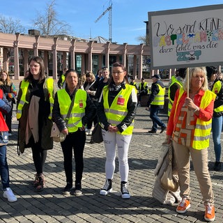 Equal Pay Day: In Pirmasens demonstrieren Beschäftigte des öffentlichen Dienstes für mehr Lohn.