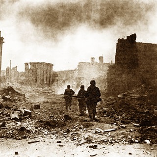 Bereits einen Tag nach der Bombardierung von Zweibrücken marschieren die Amerikaner ein. Das Foto zeigt die Maxstraße.