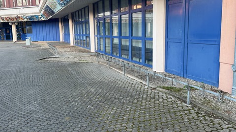 Abstellmöglichkeiten für Fahrräder am Zweibrücker Helmholtz-Gymnasium. 