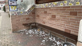 In Schallodenbach im Kreis Kaiserslautern haben Unbekannte eine Bushaltestelle mit verfassungsfeindlichen Aufklebern beklebt.