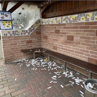In Schallodenbach im Kreis Kaiserslautern haben Unbekannte eine Bushaltestelle mit verfassungsfeindlichen Aufklebern beklebt.