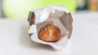 Ein Mann hat in Ramstein-Miesenbach unter anderem eine Tüte mit Frühstücksbrötchen gestohlen