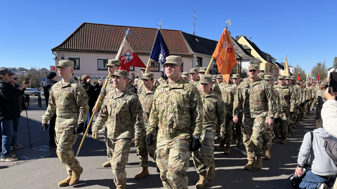 Amerikanische Soldaten laufen durch Baumholder - Parade wegen 80 Jahren deutsch-amerikanische Freundschaft