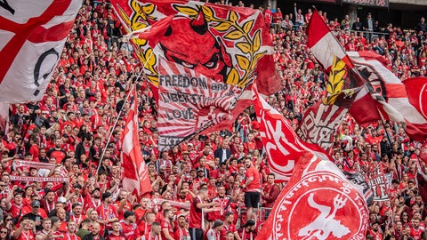 Fans im Fanblock beim Spiel Hertha BSC Berlin gegen 1. FC Kaiserslautern - Fans des FCK sollen Fans aus Aachen angegriffen haben