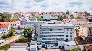 Die Schuhfabrik Carl Semler verlegt ihre Produktion von Pirmasens nach Ungarn.