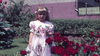 Eveline Lübbert als Kind in einem Garten. Das Mädchen aus Clausen verschwand 1967 in Pirmasens