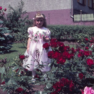 Eveline Lübbert als Kind in einem Garten. Das Mädchen aus Clausen verschwand 1967 in Pirmasens