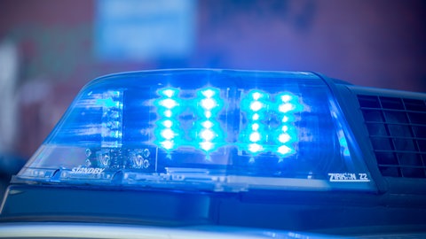 Blaulicht auf Polizeiauto - in Hütschenhausen wird eine 82-jährige Frau vermisst