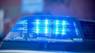 Blaulicht auf Polizeiauto - in Hütschenhausen wird eine 82-jährige Frau vermisst