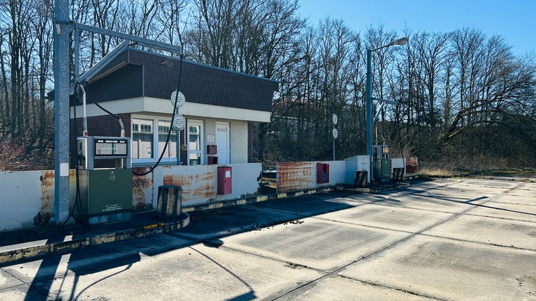 Bis 2014 war das Gelände auf dem Windhof mit dem Militär besetzt. Jetzt sitzt dort seit zehn Jahren eine Erstaufnahmeeinrichtung für Asylbegehrende. Das restliche GElände verkommt zum Lost Place.