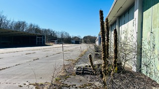 Bis 2014 war das Gelände auf dem Windhof mit dem Militär besetzt. Jetzt sitzt dort seit zehn Jahren eine Erstaufnahmeeinrichtung für Asylbegehrende. Das restliche GElände verkommt zum Lost Place.