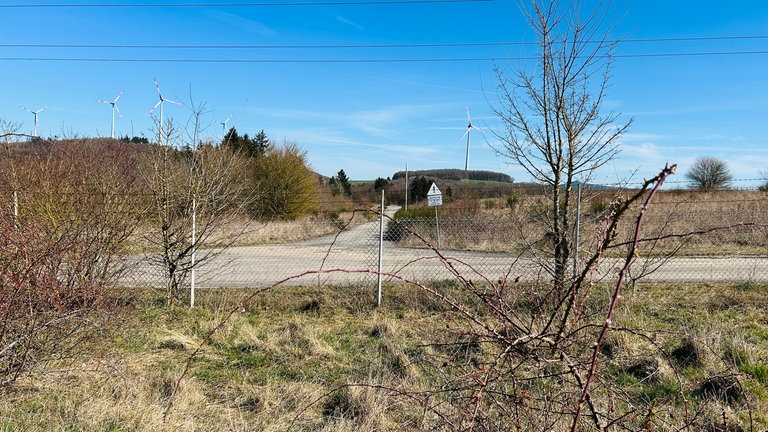 Bis 2014 war das Gelände auf dem Windhof mit dem Militär besetzt. Jetzt sitzt dort seit zehn Jahren eine Erstaufnahmeeinrichtung für Asylbegehrende. Das restliche GElände verkommt zum Lost Place.