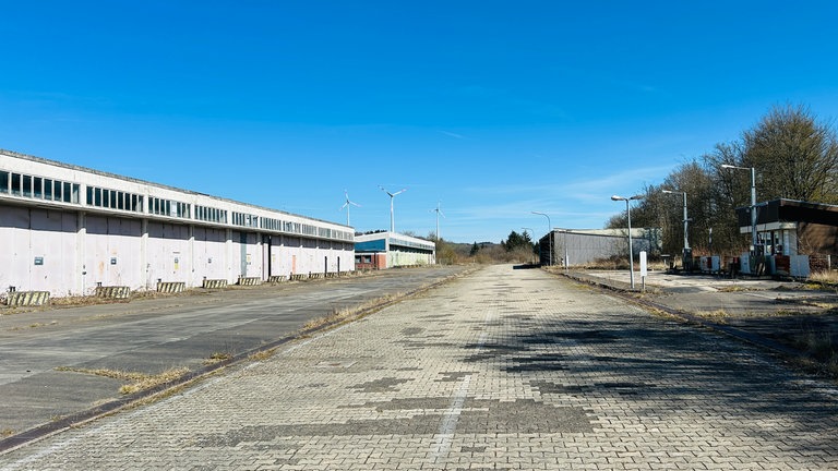 Bis 2014 war das Gelände auf dem Windhof mit dem Militär besetzt. Jetzt sitzt dort seit zehn Jahren eine Erstaufnahmeeinrichtung für Asylbegehrende. Das restliche GElände verkommt zum Lost Place.