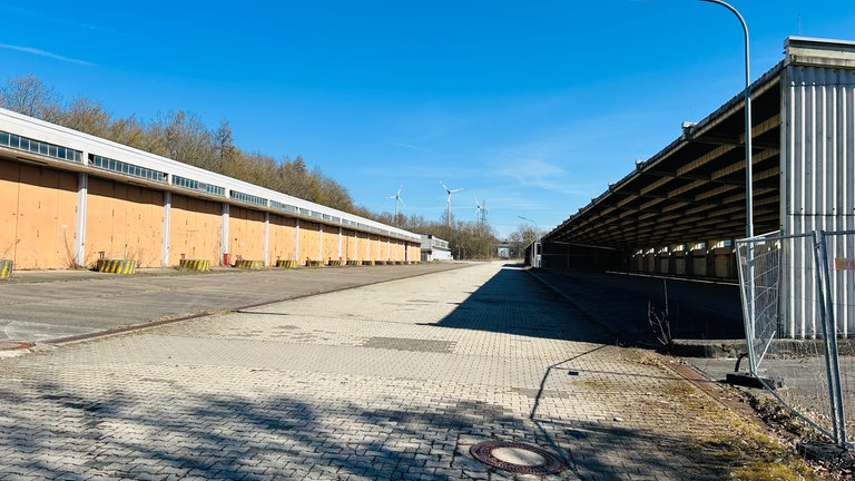 Bis 2014 war das Gelände auf dem Windhof mit dem Militär besetzt. Jetzt sitzt dort seit zehn Jahren eine Erstaufnahmeeinrichtung für Asylbegehrende. Das restliche GElände verkommt zum Lost Place.