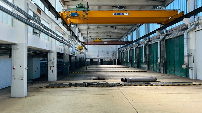 Bis 2014 war das Gelände auf dem Windhof mit dem Militär besetzt. Jetzt sitzt dort seit zehn Jahren eine Erstaufnahmeeinrichtung für Asylbegehrende. Das restliche GElände verkommt zum Lost Place.