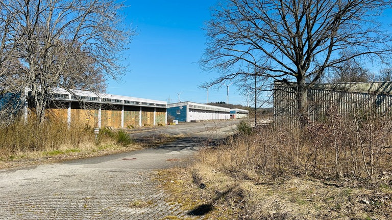 Bis 2014 war das Gelände auf dem Windhof mit dem Militär besetzt. Jetzt sitzt dort seit zehn Jahren eine Erstaufnahmeeinrichtung für Asylbegehrende. Das restliche GElände verkommt zum Lost Place.