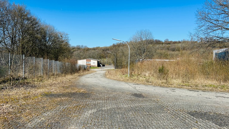 Bis 2014 war das Gelände auf dem Windhof mit dem Militär besetzt. Jetzt sitzt dort seit zehn Jahren eine Erstaufnahmeeinrichtung für Asylbegehrende. Das restliche GElände verkommt zum Lost Place.