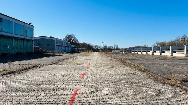 Bis 2014 war das Gelände auf dem Windhof mit dem Militär besetzt. Jetzt sitzt dort seit zehn Jahren eine Erstaufnahmeeinrichtung für Asylbegehrende. Das restliche GElände verkommt zum Lost Place.