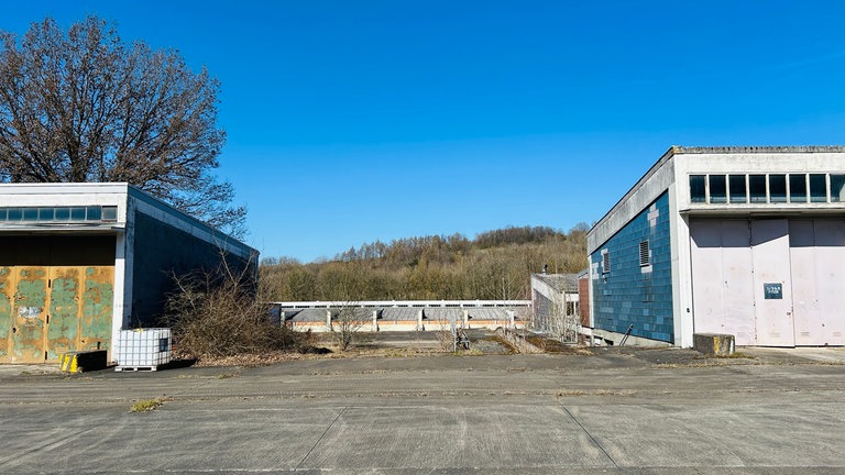 Bis 2014 war das Gelände auf dem Windhof mit dem Militär besetzt. Jetzt sitzt dort seit zehn Jahren eine Erstaufnahmeeinrichtung für Asylbegehrende. Das restliche GElände verkommt zum Lost Place.