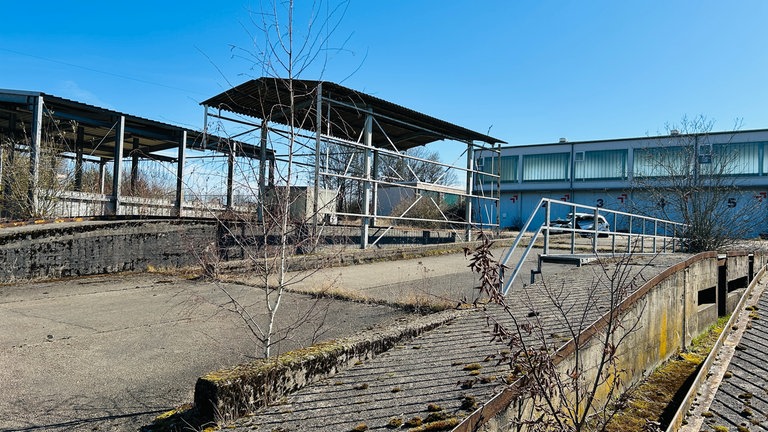 Bis 2014 war das Gelände auf dem Windhof mit dem Militär besetzt. Jetzt sitzt dort seit zehn Jahren eine Erstaufnahmeeinrichtung für Asylbegehrende. Das restliche GElände verkommt zum Lost Place.